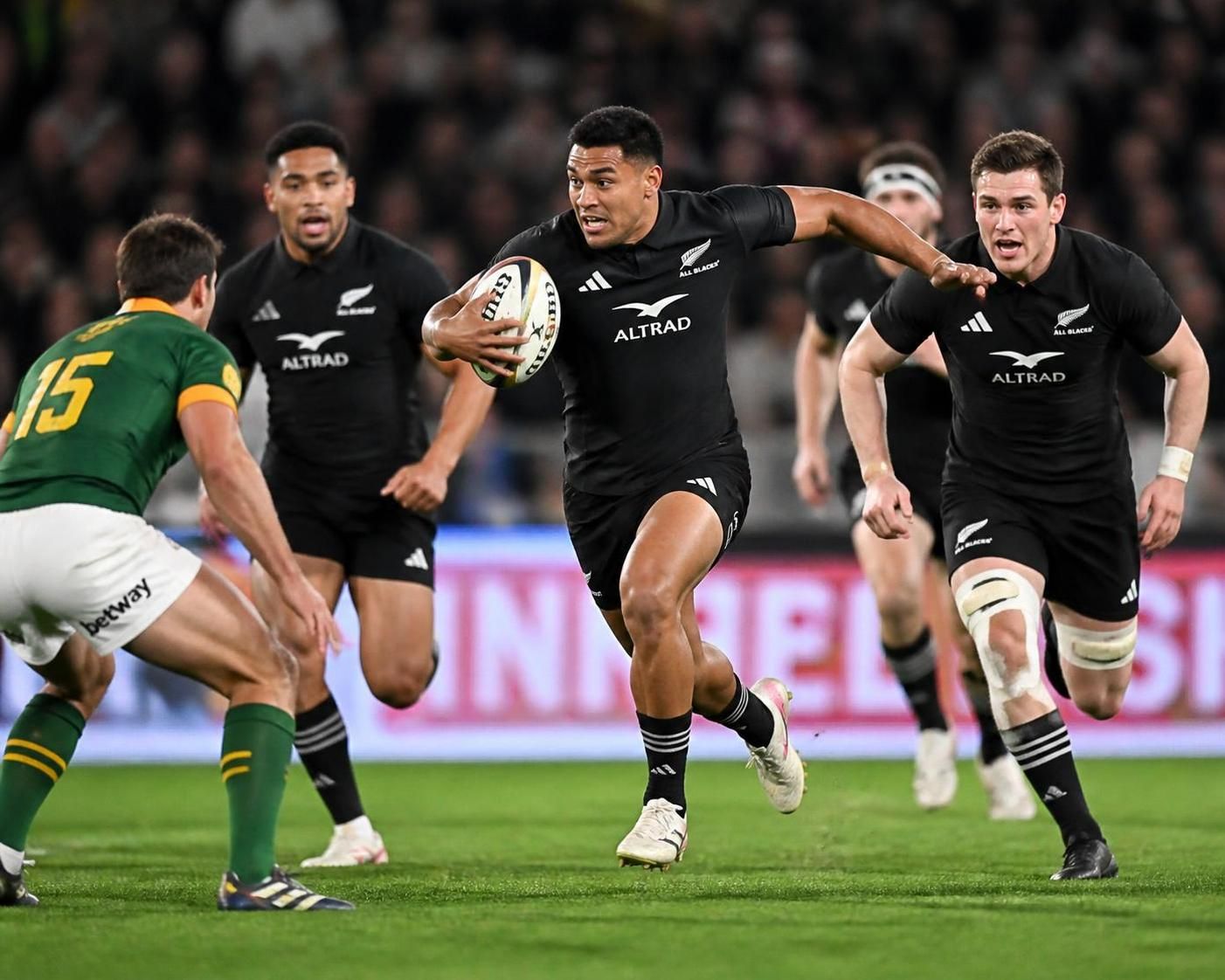 découvrez une analyse complète du prochain affrontement majeur entre l'italie et la nouvelle-zélande en rugby, avec les enjeux clés et les joueurs à suivre.